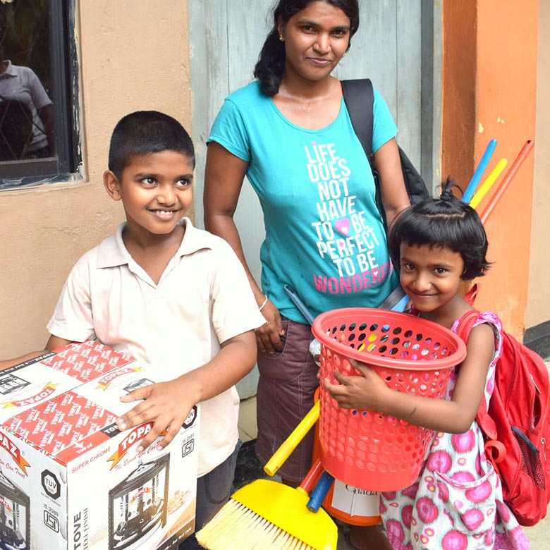 Aid in Sri Lanka after floods