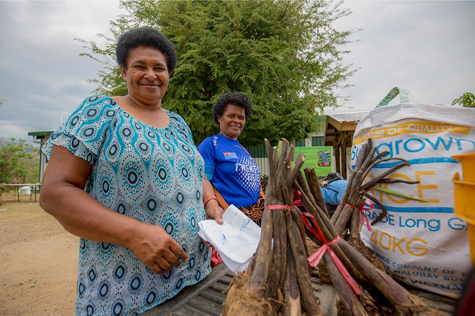 Residents and food aid in Fiji